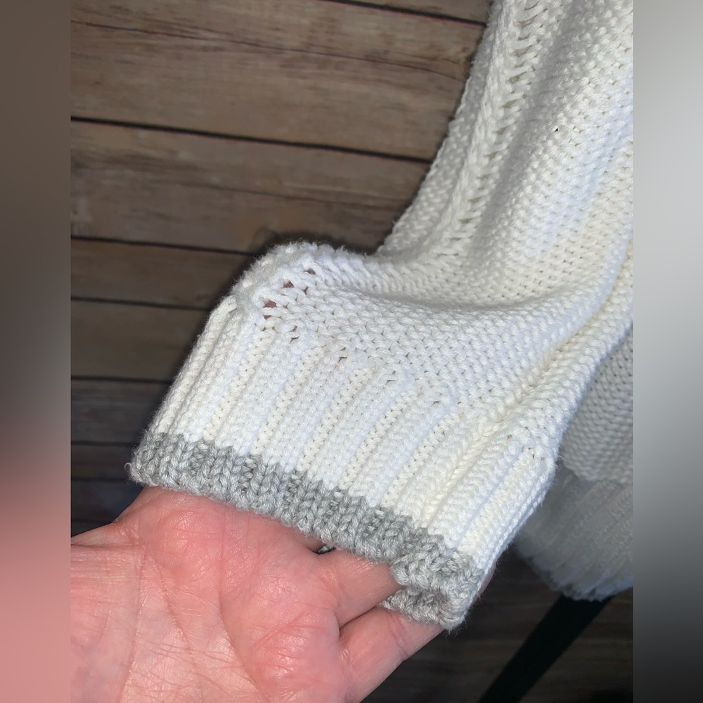 Label & Thread Sweater - Size Large - Picture 4 of 7